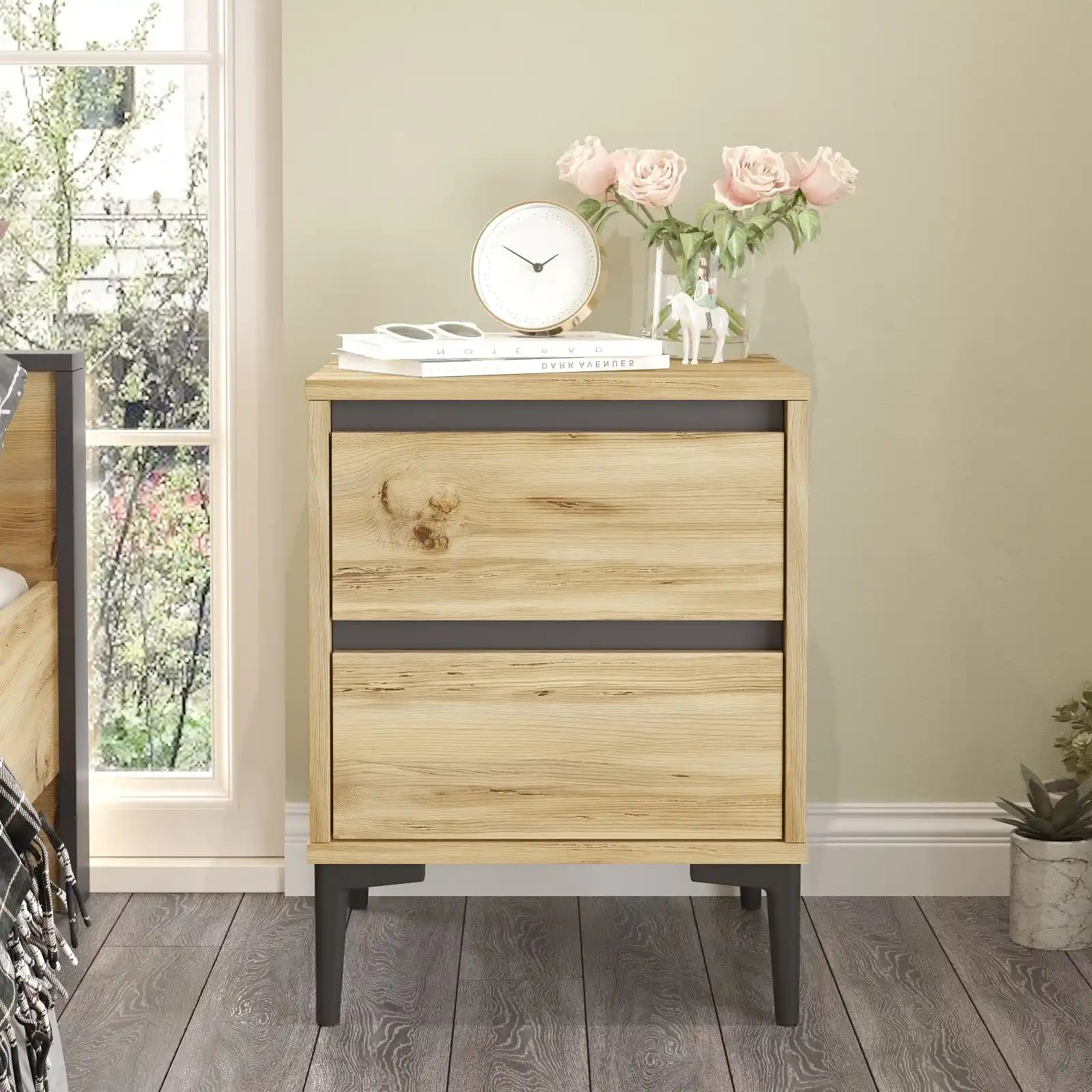 Table de chevet LUNAIRE en bois clair avec 2 tiroirs design scandinave et pieds noir.