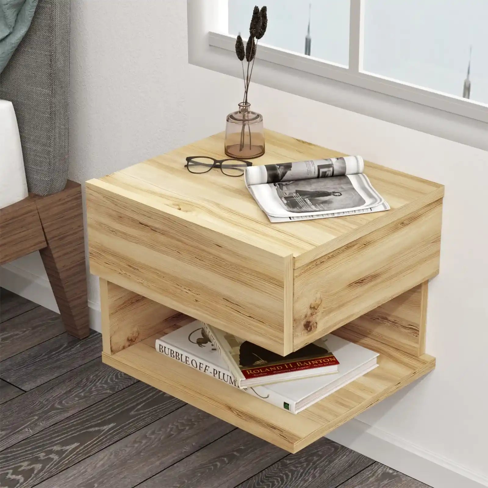 Table de chevet flottante en bois clair avec tiroir ouvert – Mobilier gain de place et fonctionnel pour une chambre bien organisée.