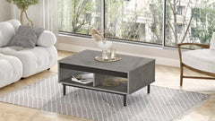 Vue d’ensemble de la table basse DIONE grise, effet béton ciré, avec accessoires décoratifs.