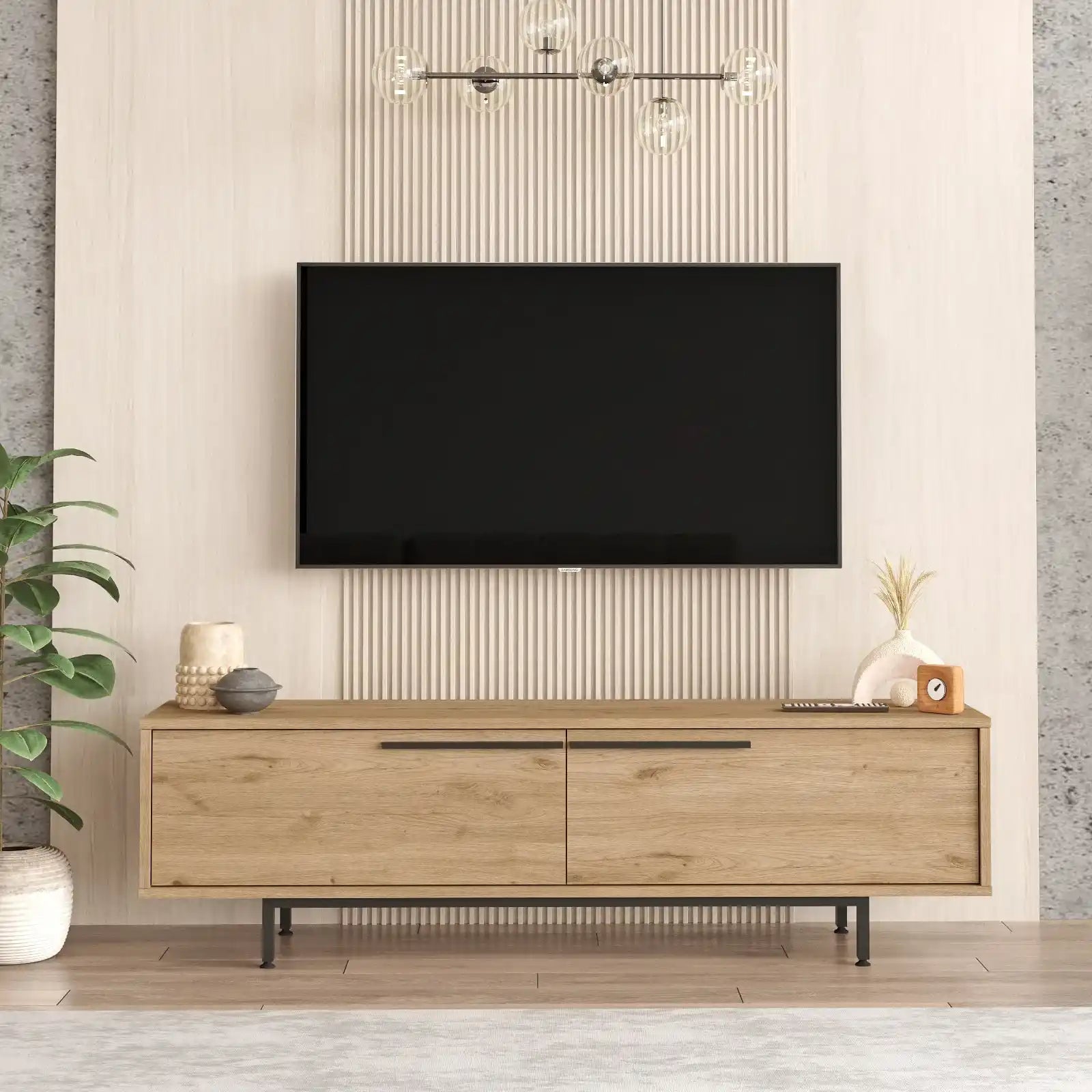 Meuble TV Aurora en bois clair et acier noir dans un salon moderne