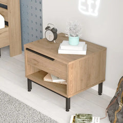 Table de nuit design Liora en bois clair - Vue en situation