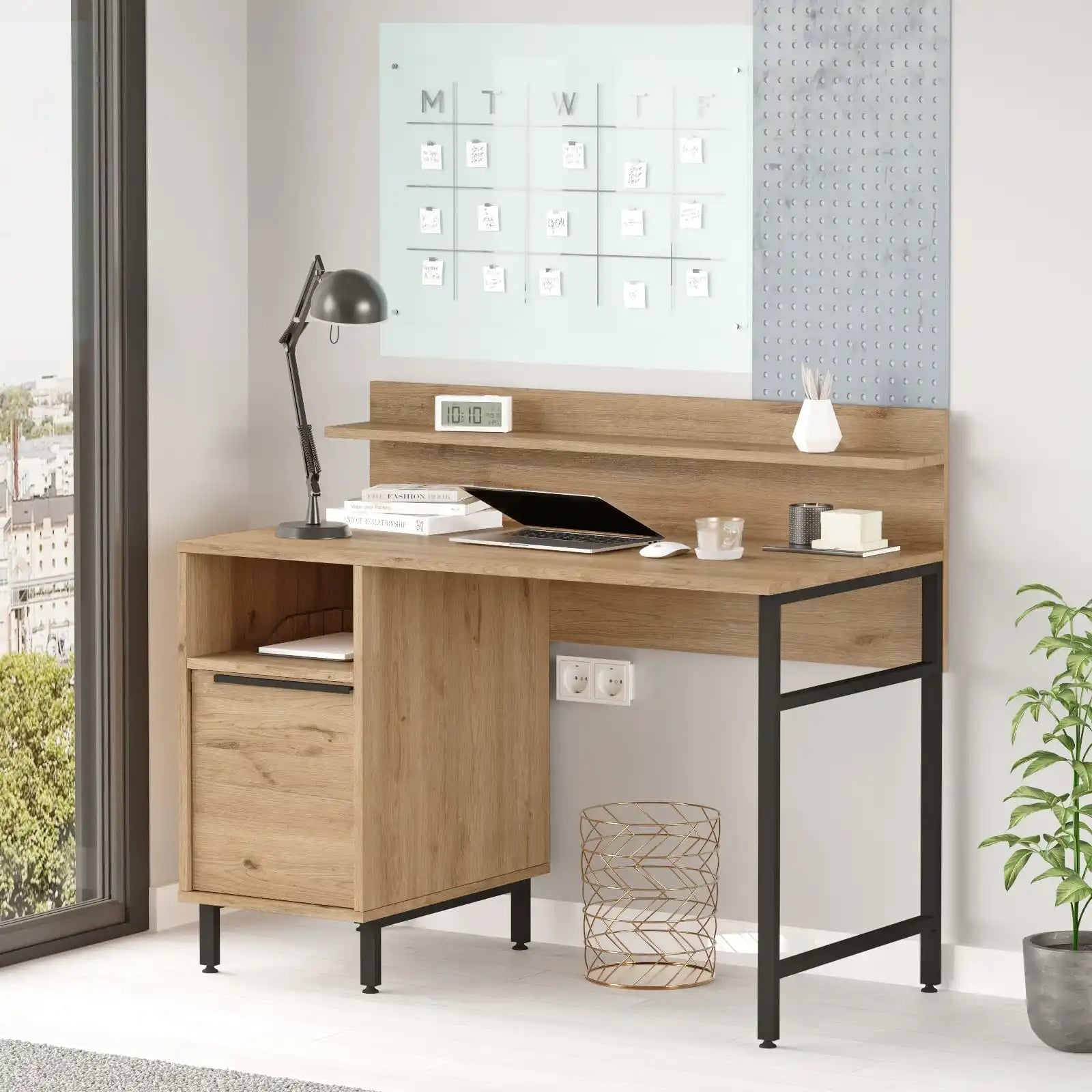 Bureau Cédric en bois clair et acier noir avec une décoration moderne, idéal pour le télétravail ou un bureau professionnel