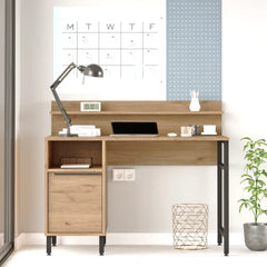 Bureau Cédric en bois clair et acier noir avec étagère surélevée et placard fermé, parfait pour un espace de travail organisé