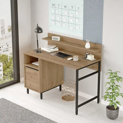 Bureau Cédric en bois clair et acier noir installé dans un espace de travail moderne, avec ordinateur portable et accessoires de bureau