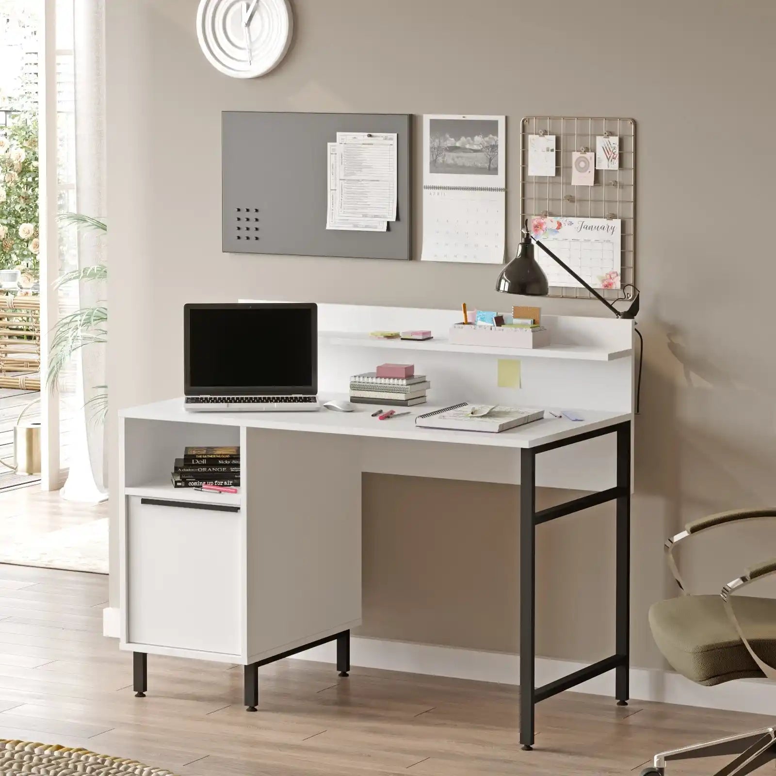 Bureau Cédric en bois blanc et acier noir, idéal pour le télétravail et l’étude