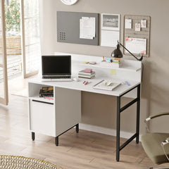 Plan de travail spacieux du bureau Cédric, parfait pour un ordinateur et accessoires