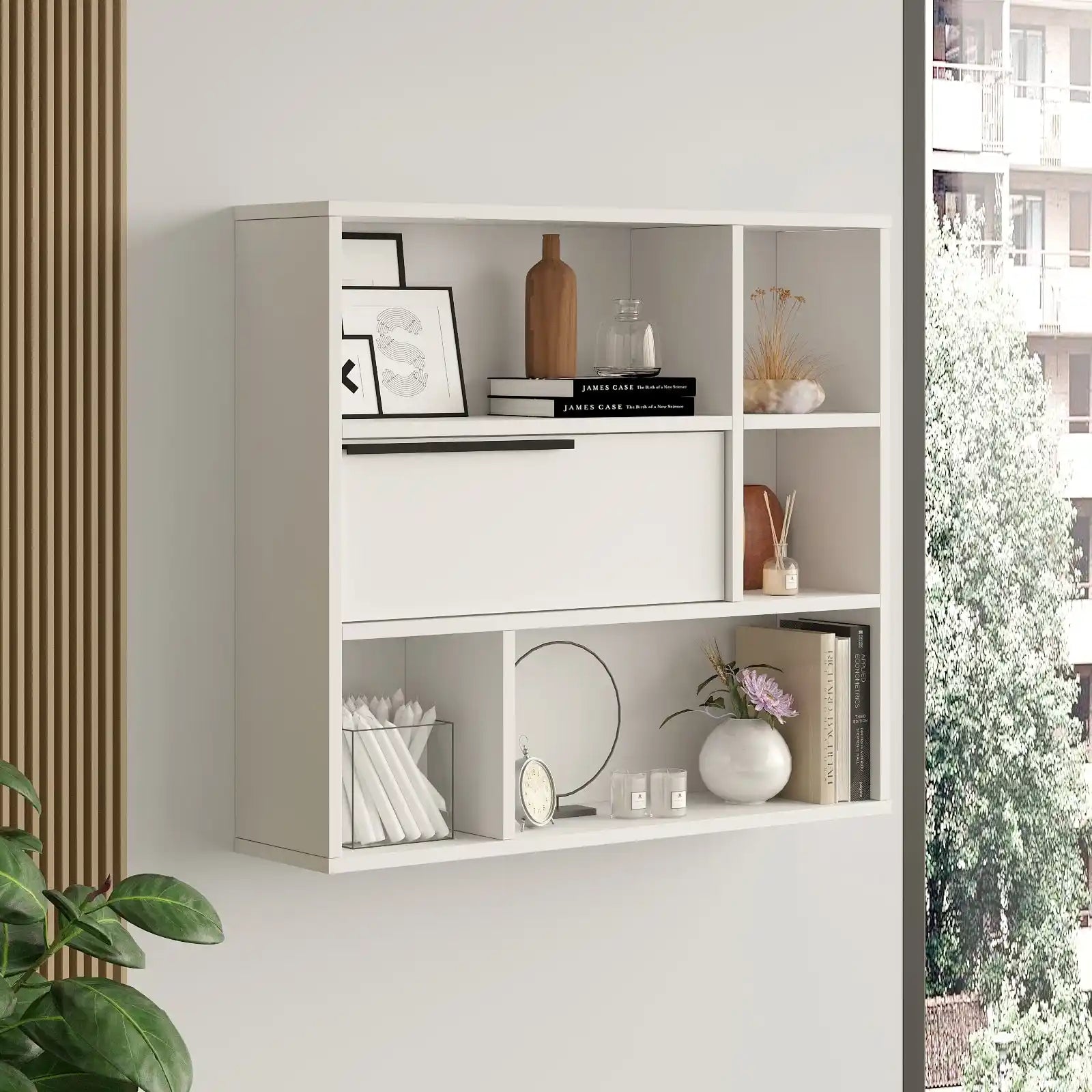 Étagère bibliothèque SELENE en blanc fixée au mur avec objets décoratifs