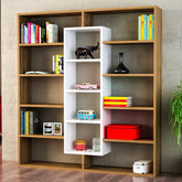 Bibliothèque bois et blanc aménagée dans un salon, décorée avec livres, vases et objets, idéale pour une décoration intérieure moderne.