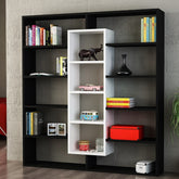 Bibliothèque noire et blanche Bibliélégance en situation dans un salon moderne, utilisée comme meuble de rangement pour livres, décorations et objets divers, mettant en valeur son design unique et fonctionnel.