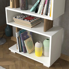 Détails du bois blanc et foncé de la bibliothèque Eleva