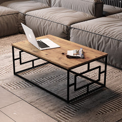 Salon moderne avec table basse BRISTOL bois clair et métal noir, ambiance cosy et urbaine.