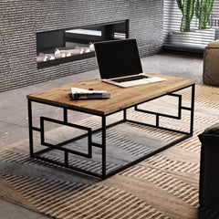 Table basse BRISTOL en situation dans un salon industriel avec canapé gris, plateau bois clair et structure acier noir.