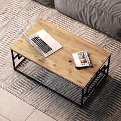 Table basse BRISTOL en bois clair et métal noir, vue du dessus avec ordinateur portable et magazine.