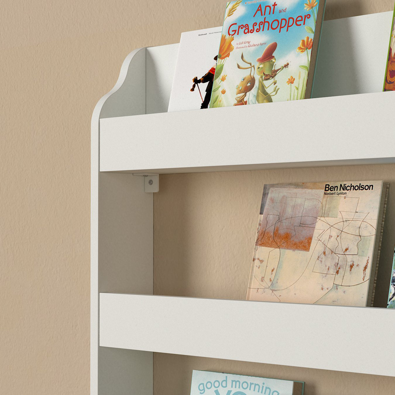 Détail bibliothèque Montessori accrochée au mur pour chambre d'enfant