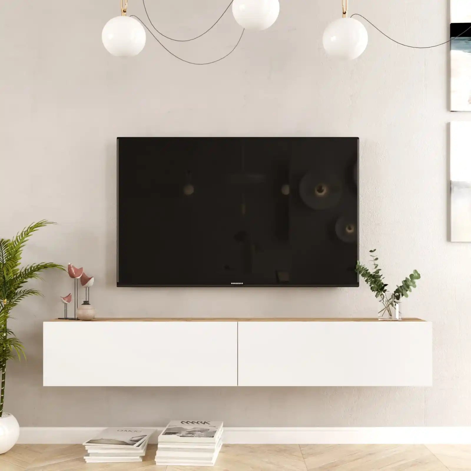 Meuble TV suspendu ECLYPSE en blanc et bois clair, monté au mur dans un salon moderne