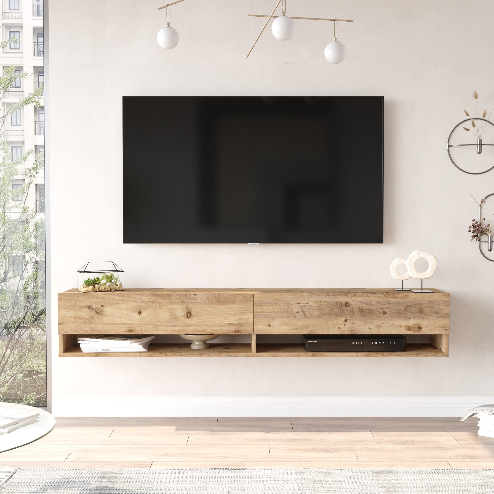Bois clair-Meuble TV suspendu FABLE design moderne en bois naturel sous écran plat dans un salon lumineux.