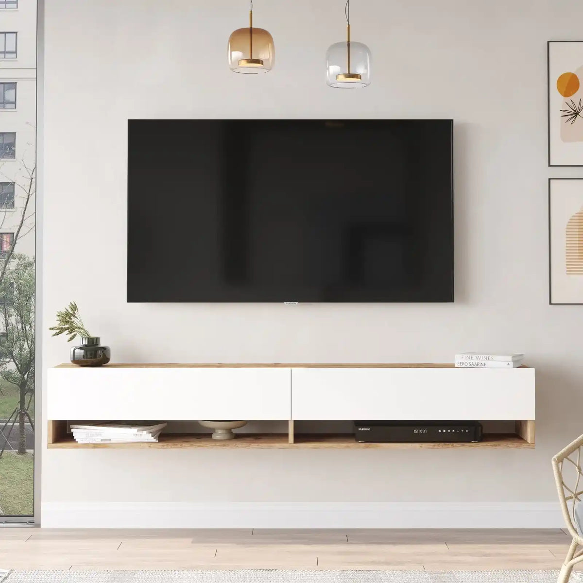 Vue de face du meuble TV suspendu Fable installé dans un intérieur moderne.