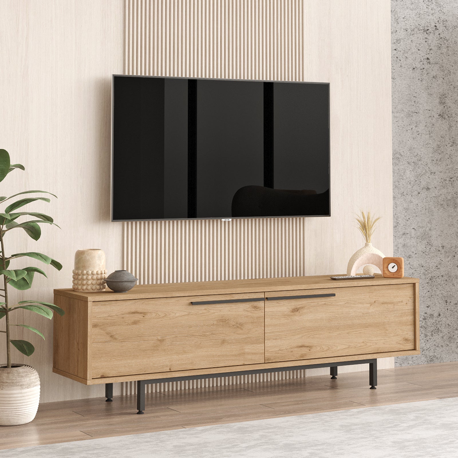 Bois clair-Meuble TV 'AURORA' en bois avec pieds en acier dans un salon contemporain.