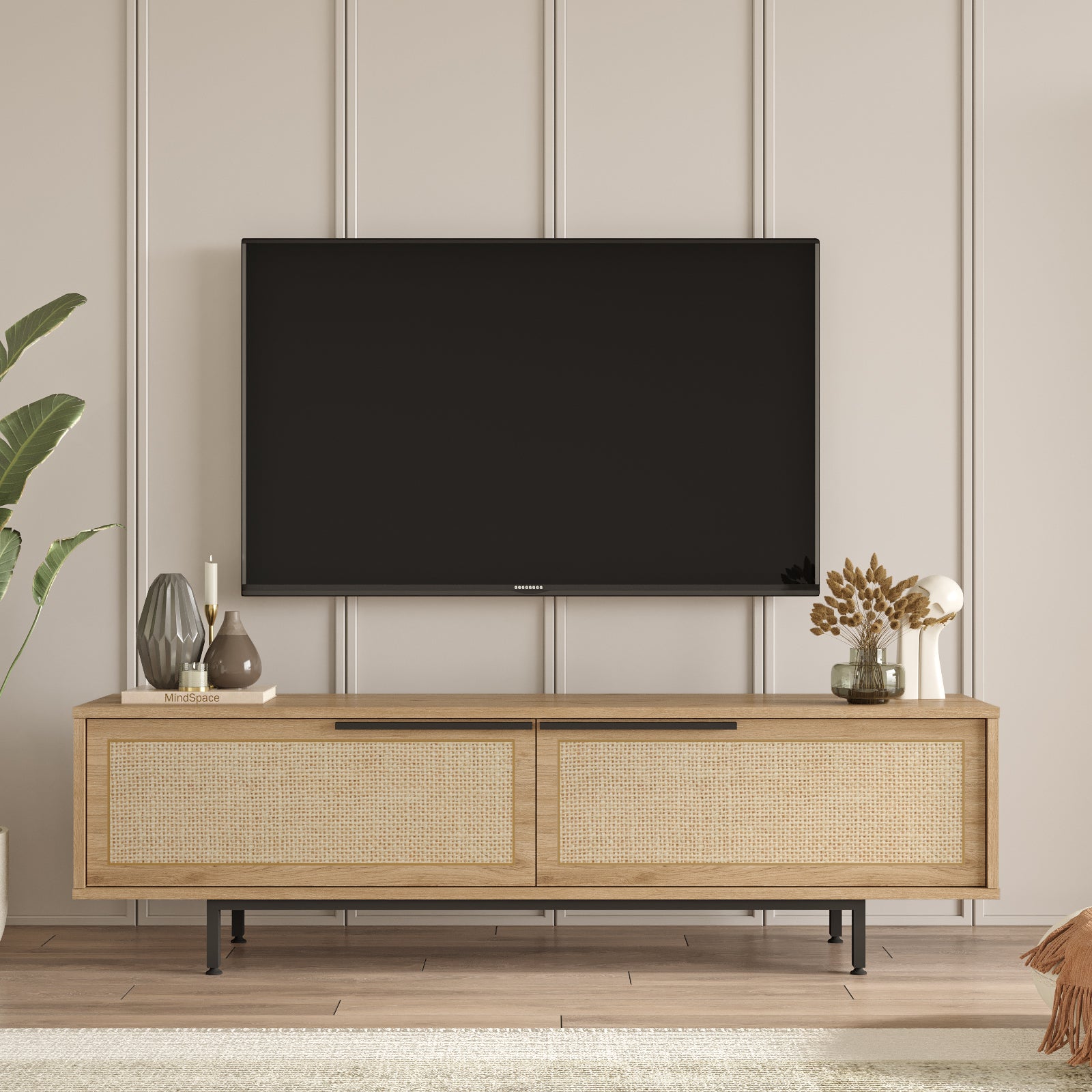 Meuble TV 'ORION' en bois clair avec détails rotin et pieds en acier noir - LeBoMeuble