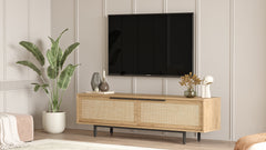 Élégant meuble TV 'ORION' de LeBoMeuble avec finitions en rotin sous un téléviseur moderne