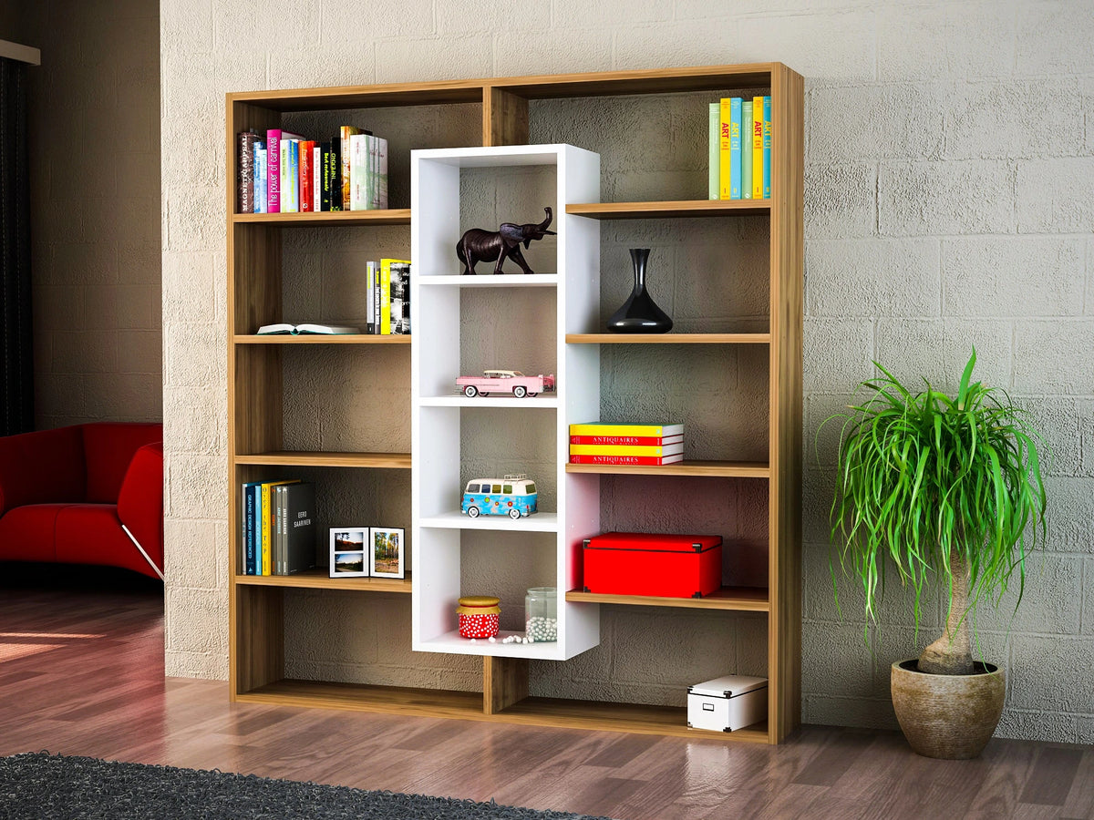 Bibliothèque bois et blanc aménagée dans un salon, décorée avec livres, vases et objets, idéale pour une décoration intérieure moderne.