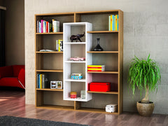 Bibliothèque bois et blanc aménagée dans un salon, décorée avec livres, vases et objets, idéale pour une décoration intérieure moderne.