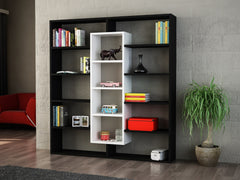 Bibliothèque noire et blanche Bibliélégance en situation dans un salon moderne, utilisée comme meuble de rangement pour livres, décorations et objets divers, mettant en valeur son design unique et fonctionnel.