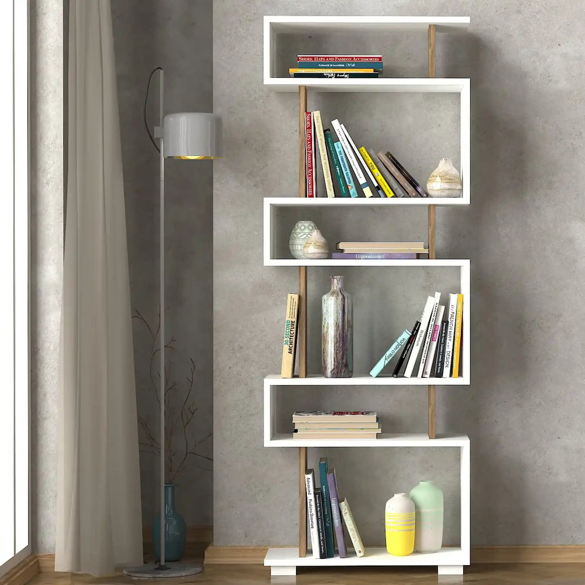Bibliothèque Eleva en bois blanc et bois foncé avec livres et objets déco